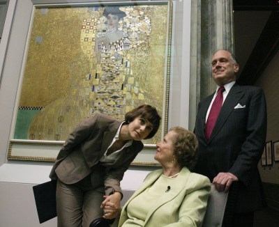Maria Altmann (at center) with a Klimt portrait at the Neue Galerie.