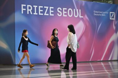 Visitors at Frieze Seoul 2022.
