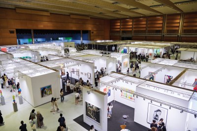 Booths at an art fair are depicted from above.